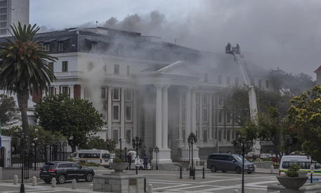 Fire at South Africa's parliament building in Cape Town © EPA