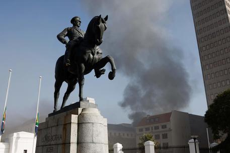 Sudafrica: incendio distrugge la sede del Parlamento © AFP