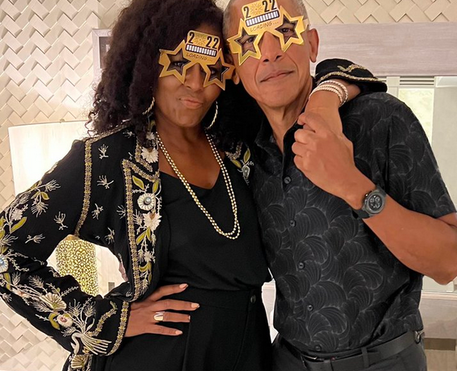 Barack e Michelle Obama salutano il 2022 © Ansa