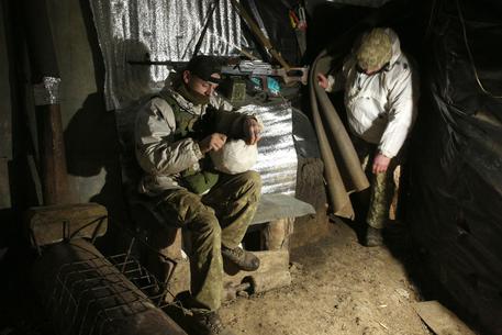 Soldati ucraini armati dagli Usa al confine con la Russia © AFP