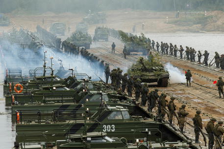 Avviate esercitazioni unità corazzate russe in Crimea © ANSA