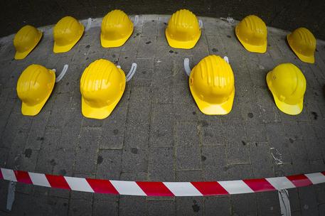 Caschi gialli durante una protesta per gli incidenti sul lavoro (foto di archivio) © ANSA