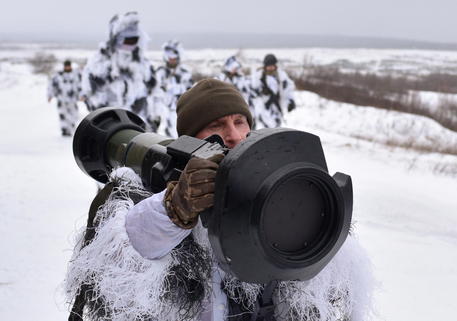 Un militare ucraino con il sistema missilistico anticarro NLAW presso la base militare di Yavoriv © EPA