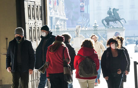 Gente con la mascherina a Torino © ANSA