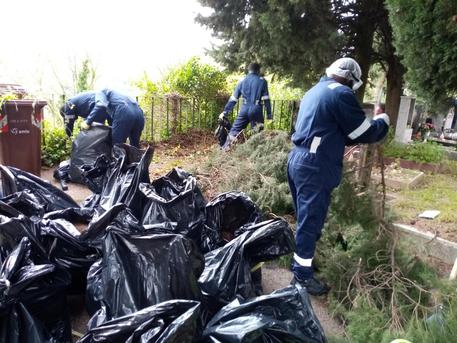 Migranti puliranno i cimiteri a Genova © ANSA