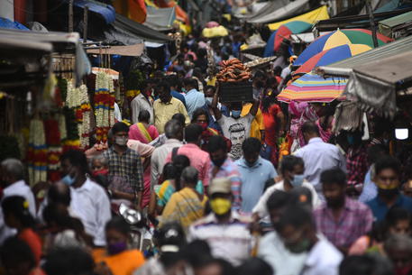 Un affollato mercato in India © EPA