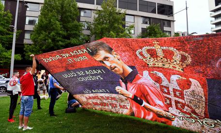 Tifosi di Djokovic all'esterno del Centre Park Hotel © AFP