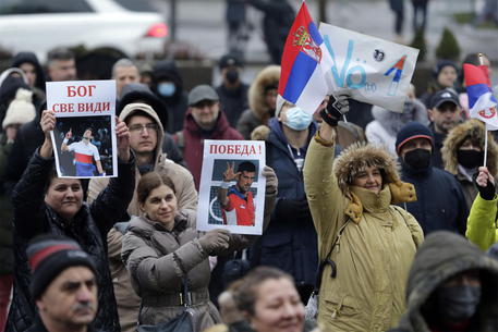 Manifestazione in favore di Novak Djokovic a Belgrado © EPA