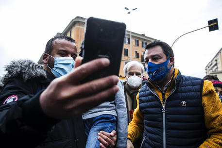 Il segretario della Lega Matteo Salvini durante l'incontro con i cittadini al mercato di Porta Portese per sostenere la candidatura di Simonetta Matone alle elezioni suppletive, Roma © ANSA