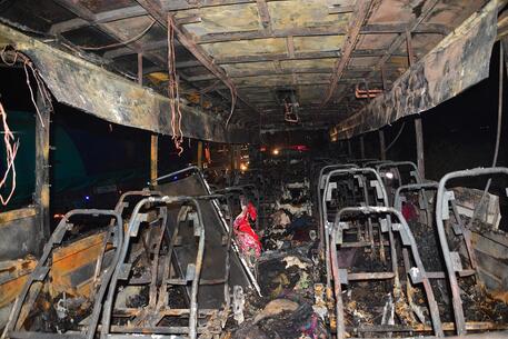 Pakistan: bus prende fuoco, almeno 18 morti, tra cui 12 bambini © AFP