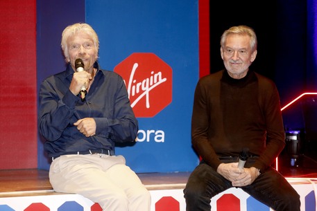 Sir Richard Branson alla presentazione del nuovo servizio Virgin Fibra al Teatro Gerolamo. A destra Tom Mockridge, Ad di Virgin Fibra © ANSA