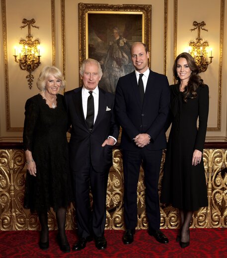 Prima foto ufficiale di re Carlo, Camilla e i principi del Galles William e Kate © Ansa