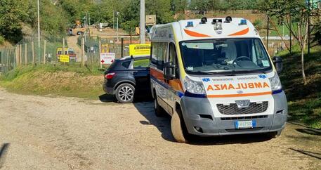 Un'ambulanza nei pressi della pista di motocross dove è avvenuto l'incidente © ANSA