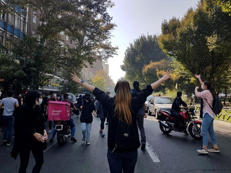 Protesta di piazza in Iran contro l'uso dell'hijab © EPA