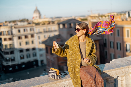 Woman enjoying beautiful morning cityscape of Rome © Ansa