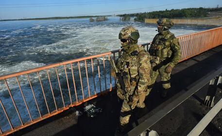 Militari pattugliano l'impianto di Kakhovka © AFP