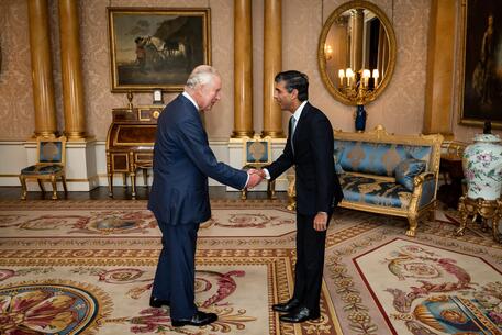 La stretta di mano fra re Carlo III e il nuovo premier britannico Rishi Sunak © ANSA