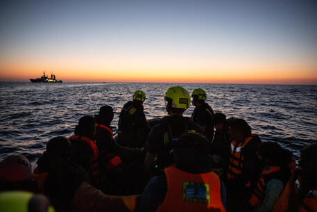 Intervento di soccorso ad una barca di migranti © ANSA