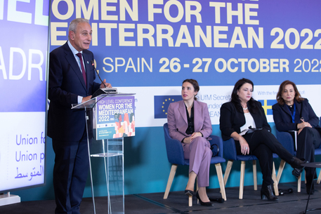 Nasser Kamel, segretario generale dell'Unione per il Mediterraneo (UpM), interviene alla Conferenza 2022 sulle donne per il Mediterraneo a Madrid © ANSA