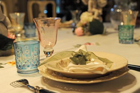 Piatti e bicchieri su una tavola imbandita © ANSA