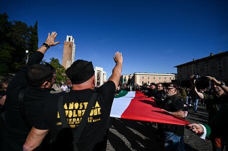 Marcia su Roma: camicie nere sfilano a Predappio, anche bambini. Alla fine  il saluto romano - Emilia-Romagna 