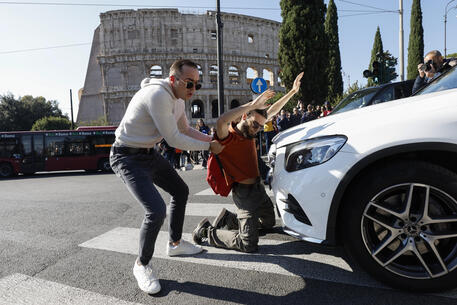 Attivisti di Ultima generazione bloccano il traffico al Colosseo © ANSA