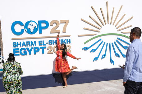 Una donna posa davanti al Centro congressi di Cop27in Sharm El-Sheikh, in Egitto, EPA/SEDAT SUNA © EPA