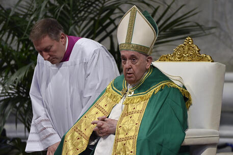 Papa Francesco durante la messa in San Pietro © ANSA