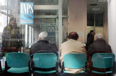 Pensionati in attesa presso un ufficio Inps © ANSA