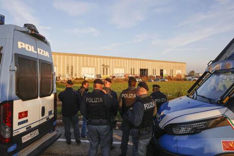 La polizia davanti al capannone dove si è tenuto un rave party nella zona nord di Modena © ANSA