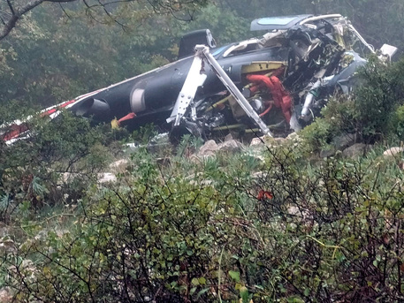 Elicottero precipitato: carcassa rimossa e portata in aeroporto - Cronaca -  ANSA