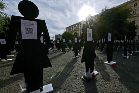 Violenza donne: a Napoli una piazza di sagome nere © ANSA