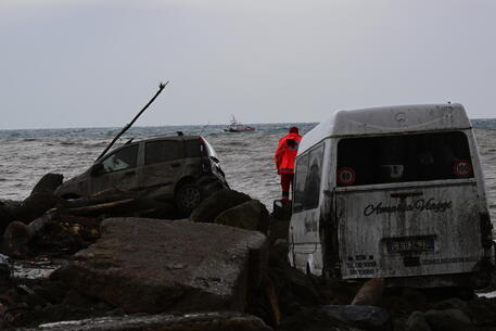 Frana per il maltempo a Casamicciola, auto finiscono in mare © ANSA