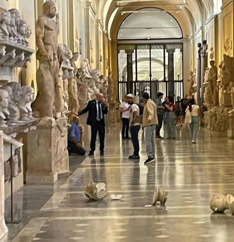 Le sculture danneggiate ai Musei Vaticani © ANSA
