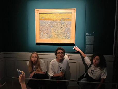 L'azione delle attiviste di Ultima Generazione contro il quadro di van Gogh © ANSA
