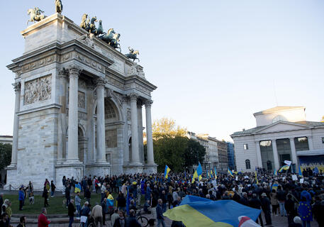 Manifestazione per la pace a Milano (ANSA)