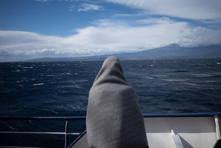 Un migrante a bordo di una nave © ANSA