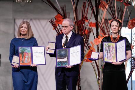 Natallia Pintsyuk, in rappresentanza del marito, l'attivista Ales Bialiatski riceve il premio Nobel © EPA