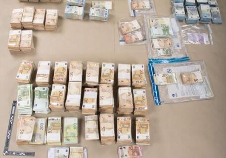 Банкноти за милион и половина евро иззети в домовете на Кайли и Панцери (снимка EPA) © Ansa