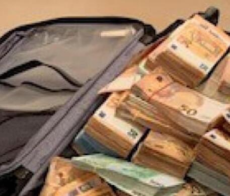 La valigia piena di soldi trovata nel corso delle perquisizioni nell'ambito dell'inchiesta su Qatargate © ANSA
