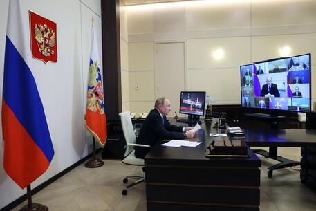 Putin durante un meeting in videoconferenza con i membri del governo © EPA