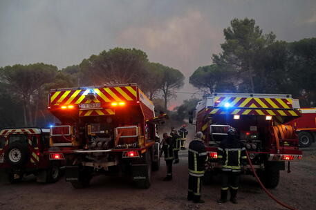 Vigili del fuoco francesi al lavoro © ANSA 