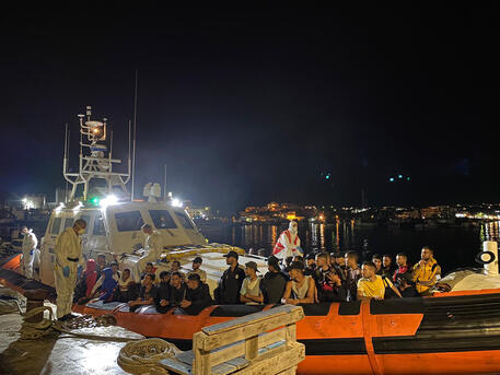 Uno sbarco di migranti a Lampedusa © ANSA