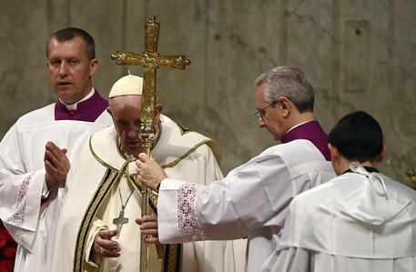 Papa Francesco celebra la messa di Natale in San Pietro © ANSA