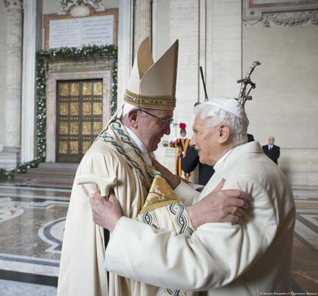 Papa Francesco chiede preghiere per Benedetto XVI: ''E' molto ammalato'' © ANSA