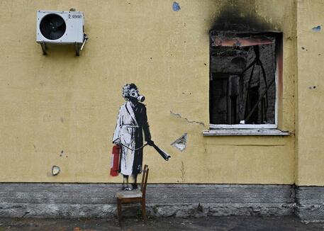 Kiev, cercano di rubare murale di Banksy a Gostomel, arrestati © AFP