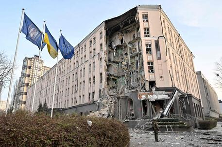 Un hotel parzialmente distrutto da un attacco russo nel centro di Kiev © AFP