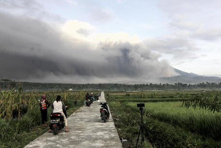 L'eruzione del vulcano Semeru a Giava, Indonesia © EPA