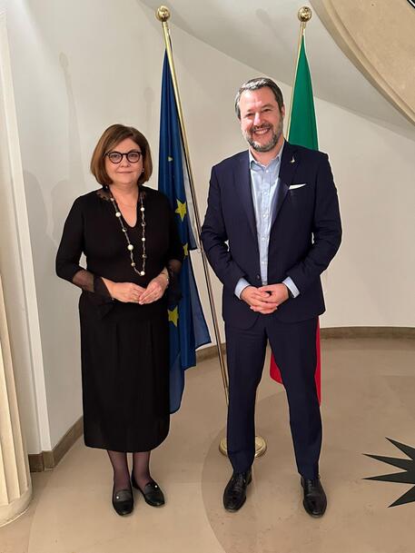 Il vicepremier e ministro delle Infrastrutture e dei Trasporti Matteo Salvini e la Commissaria Ue ai Trasporti Adina Valean © ANSA