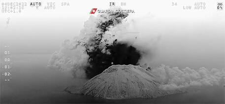 Stromboli: prosegue eruzione, la lava raggiunge il mare © ANSA
